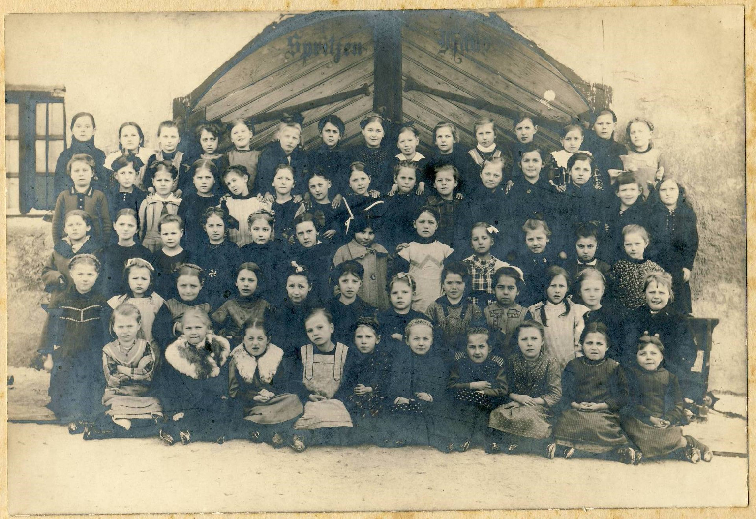Wahrscheinlich mehrere Mädchenjahrgänge um 1916/1917, aufgenommen im Schlosshof Burgau